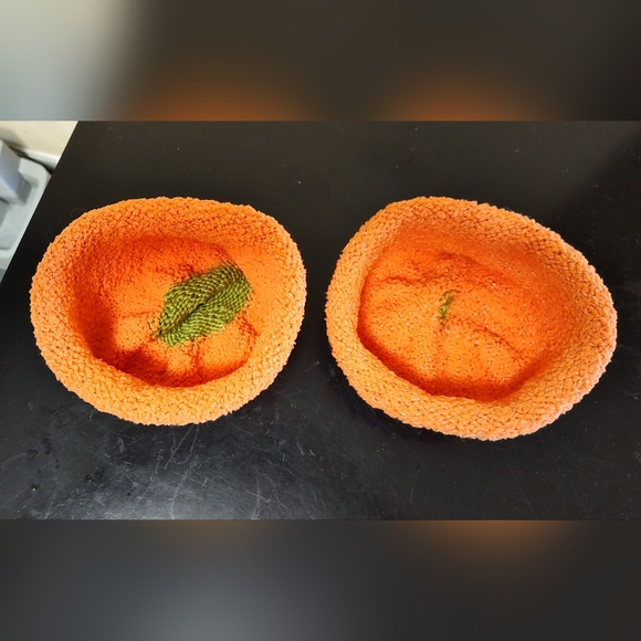 2 hand knitted pumpkin hats for baby/toddler - Picture 5 of 7